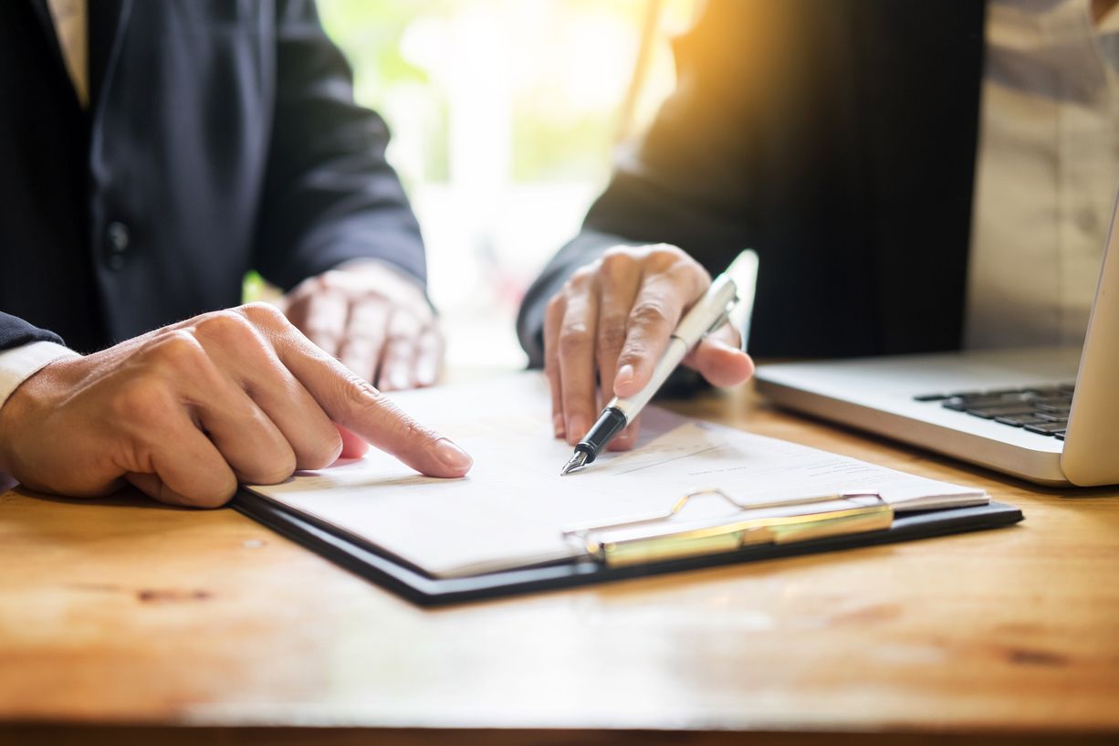 Zwei Personen besprechen gemeinsam ein Dokument